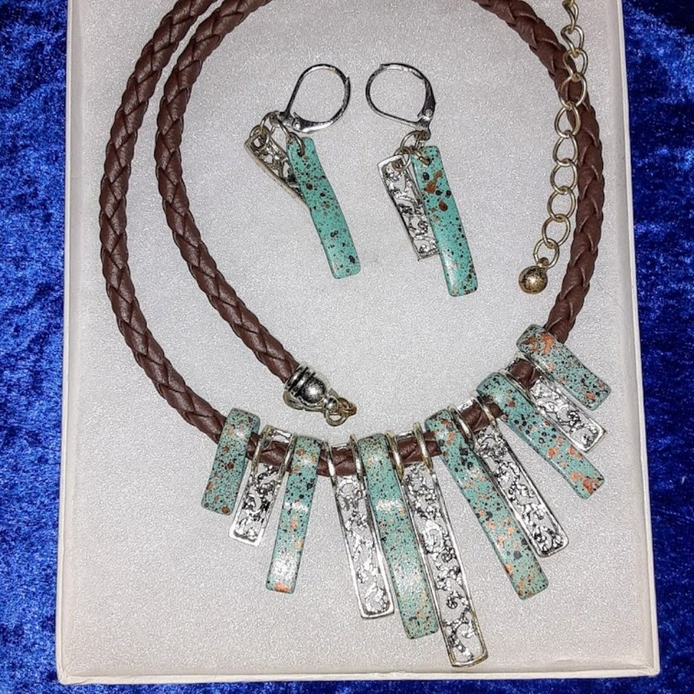 LEATHER -TURQUOISE COLOR & SILVER COLOR DANGLES